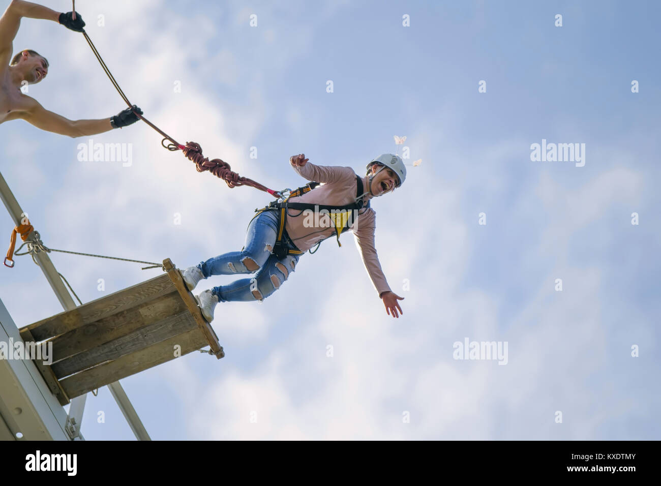 Belarus, Gomel, 06.Mai 2017. Mit einem Seil springen. Flug nach unten auf das Seil. engagieren sich im ropejumping. Gefährliche Hobbys Stockfoto