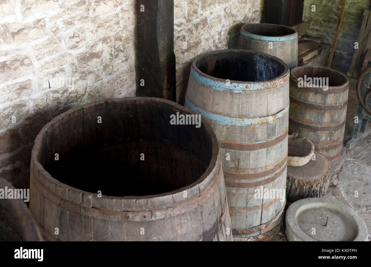 Alten Holzfässern in alten Keller öffnen Stockfoto