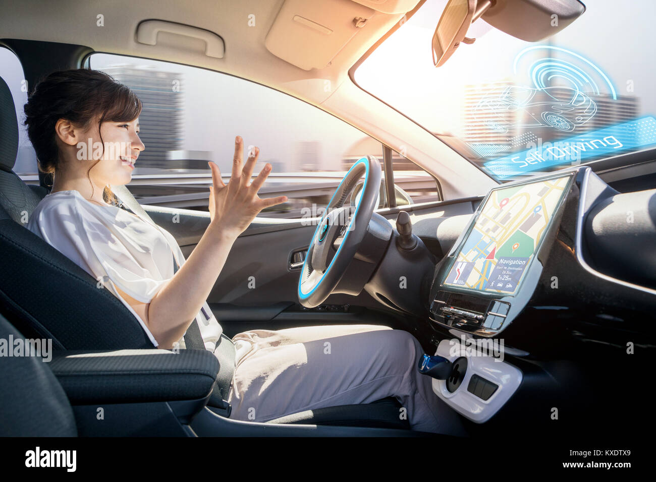 Entspannt Frau in autonomen Auto. Selbst das Fahrzeug fahren. Autopilot. Kraftfahrzeugtechnik. Stockfoto