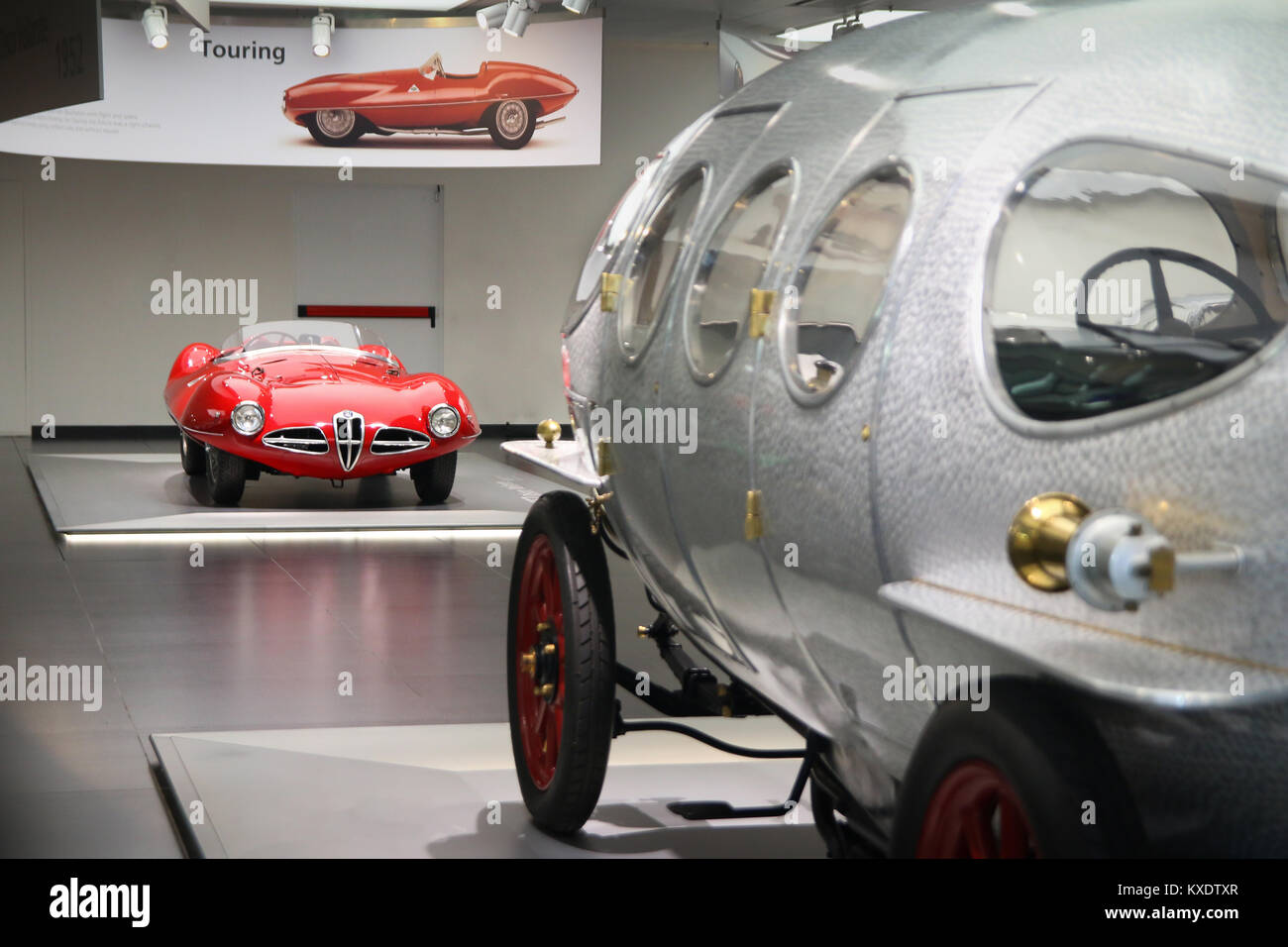 Ein super Alfa Romeo 1900 C 52 Disco Volante mit 40/60 HP AERODINAMICA im Vordergrund, Modell auf Anzeige an das Historische Museum Alfa Romeo Stockfoto