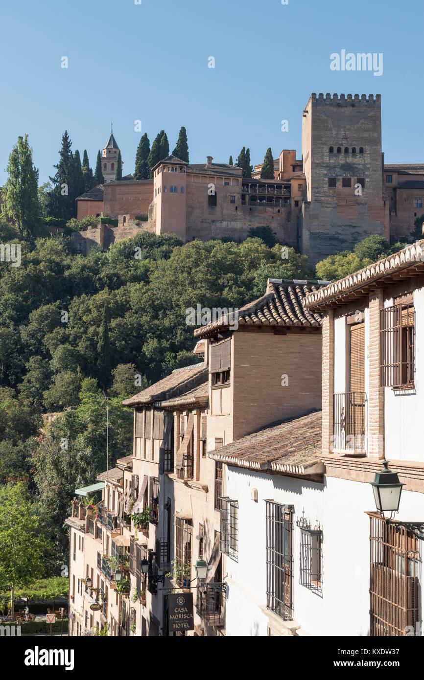 Schönen Häusern und verwinkelten Gassen im Viertel Albaicin Granada, die im Schatten der Alhambra liegt. Stockfoto