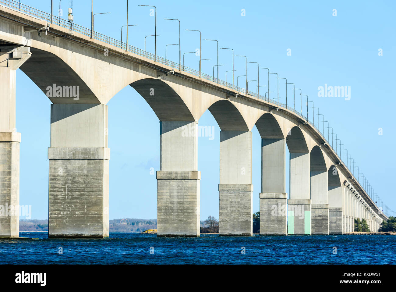 Betonbrücke über Wasser. Graue Säulen tragen das Gewicht der Struktur. Wesentlicher Bestandteil der Infrastruktur und Verbindung der Insel Oland zum Festland Sw Stockfoto