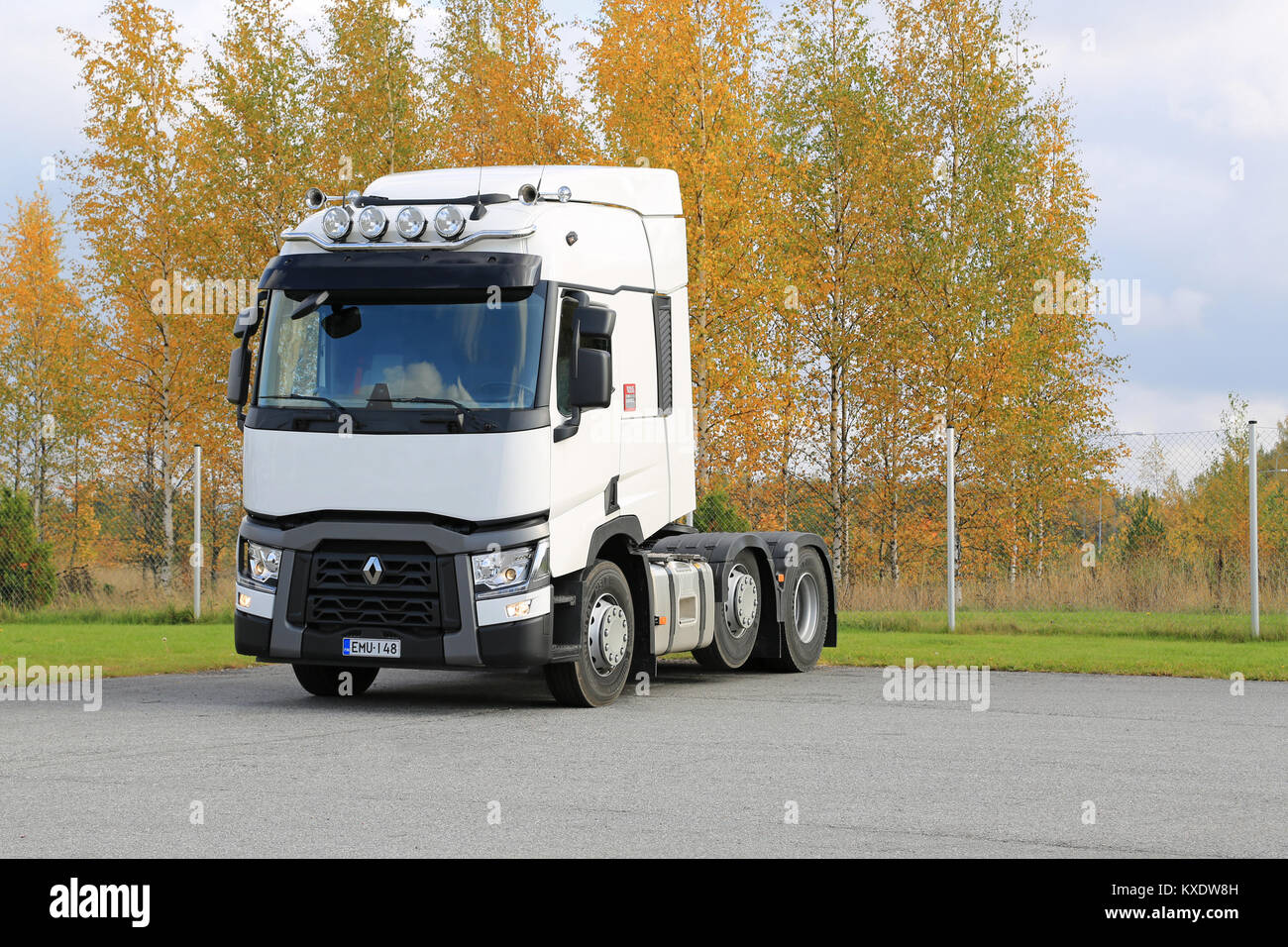 LIETO, Finnland - 4. OKTOBER 2014: Renault T 480 Lkw Traktor auf dem Display. Renault Trucks T ist die International Truck des Jahres 2015 von der j ausgezeichnet Stockfoto
