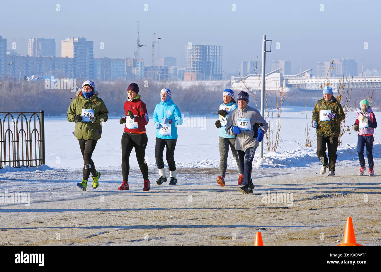 Editorial. Omsk, Russland - Januar, 07 2018. Eine Gruppe von männlichen und weiblichen Läufern entlang der Ufer des Flusses Irtysch während 27. Weihnachten Wint Stockfoto