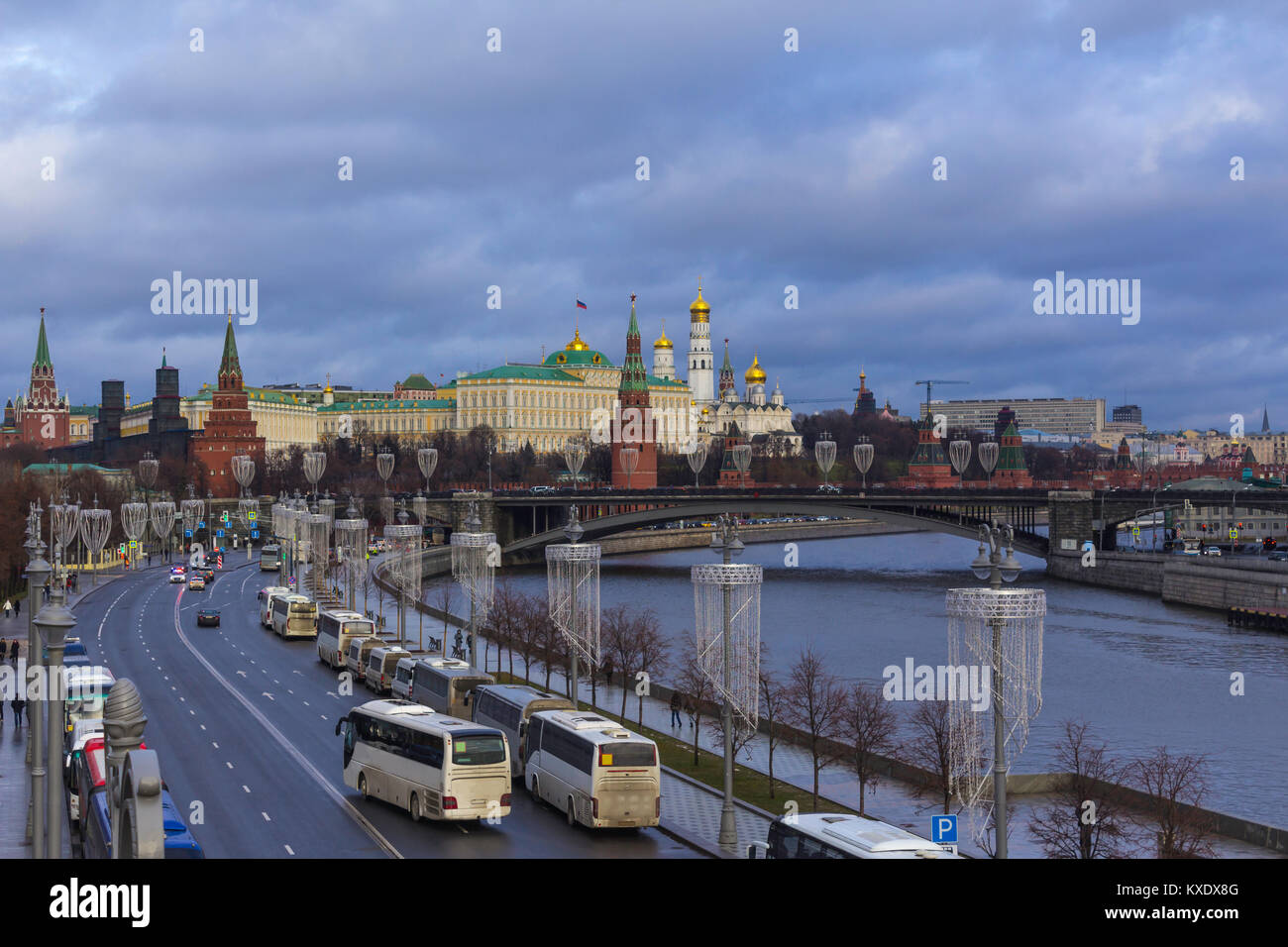 Blick auf den Kreml von der patriarchalischen Brücke. Geparkten Reisebusse im Vordergrund. Stockfoto