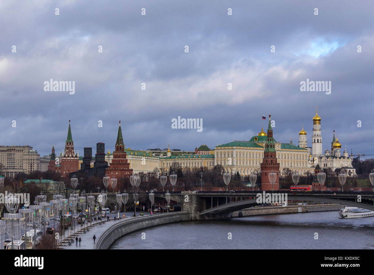 Blick auf den Kreml von der patriarchalischen Brücke. Tauwetter in der Mitte des Winters. Stockfoto