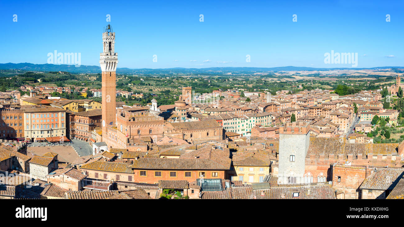 Panorama von Siena, Luftaufnahme mit dem Torre del Mangia Mangia (Turm) und der Piazza del Campo (Campo Square), Toskana, Italien Stockfoto