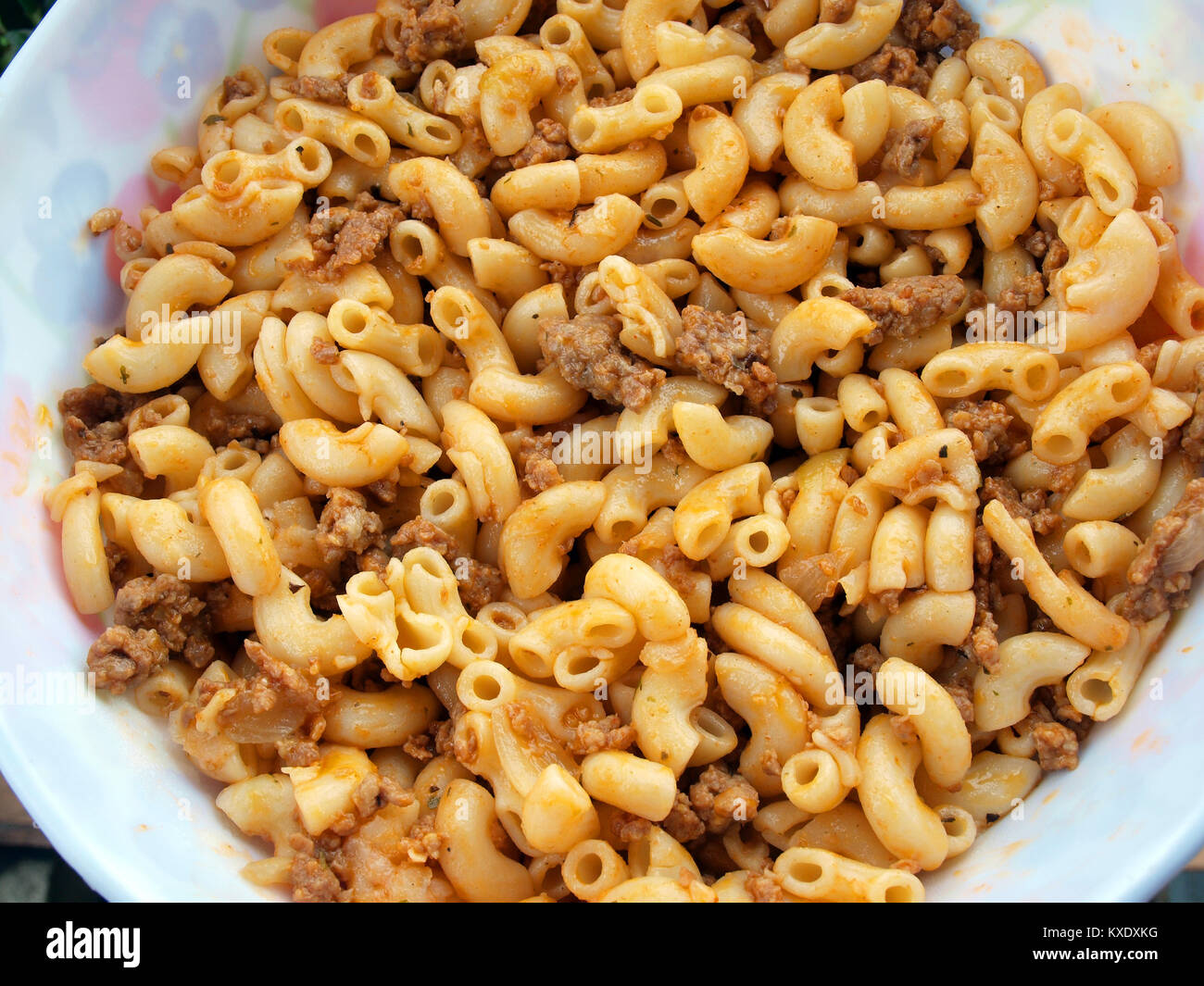 Gekochte Nudeln Hörner mit gehacktem Fleisch Tomatensauce Nahaufnahme Stockfoto