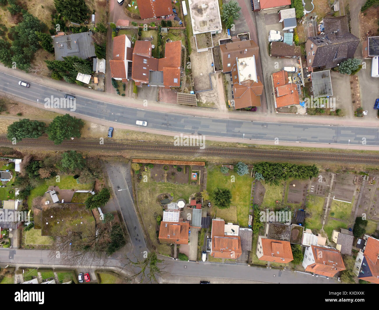 Luftaufnahme von einer alten Wohnsiedlung am Rande der Stadt mit Gleisanlagen in der Nähe der Gebäude, die Drohnen geschossen Stockfoto