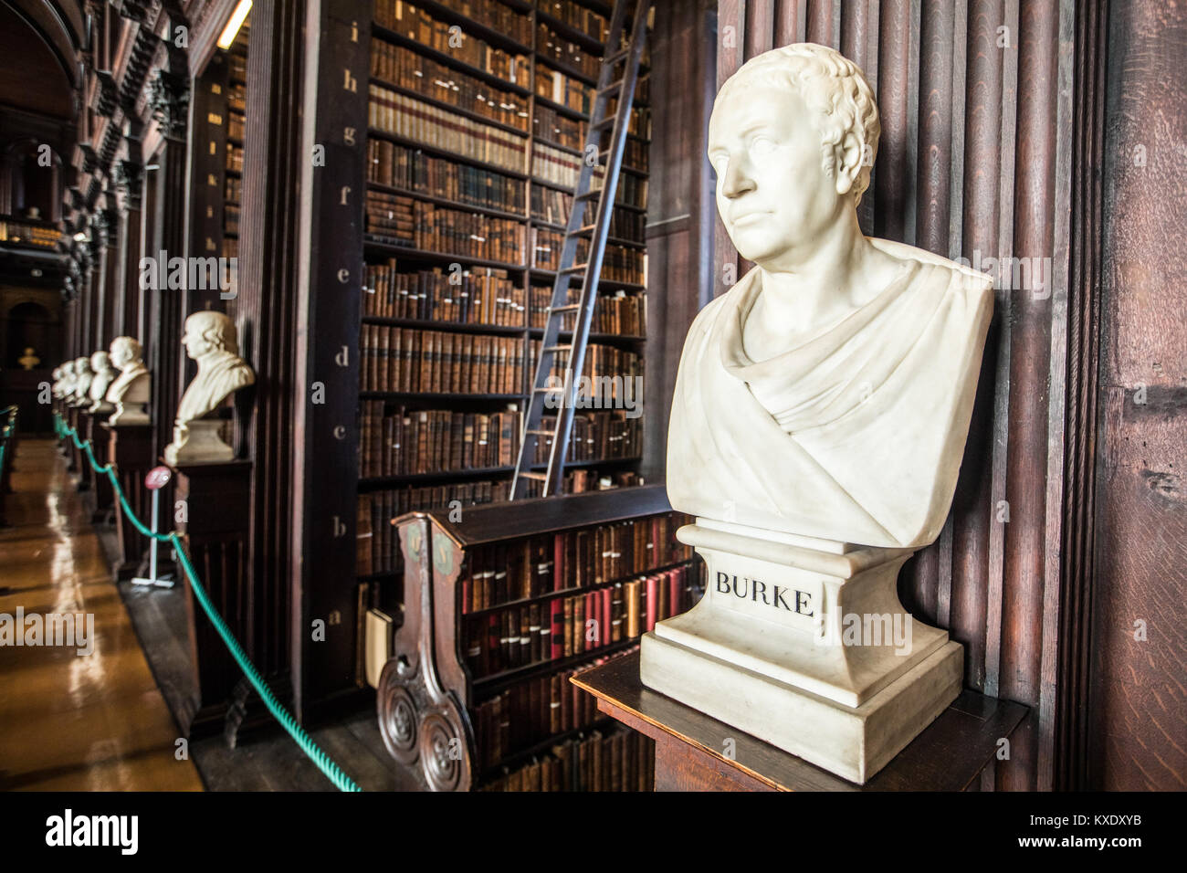 Skulptur von Edmund Burke, der langen Raum, Trinity College Library, Dublin, Irland Stockfoto