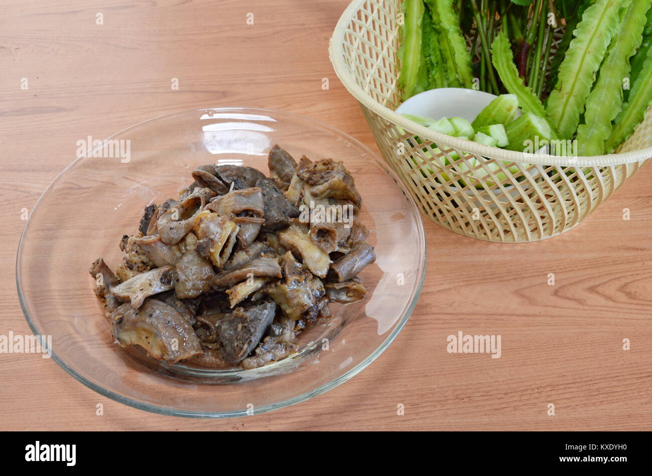 Gebratenes Schweinefleisch mit Knoblauch und Gemüse Eingeweide Stockfoto