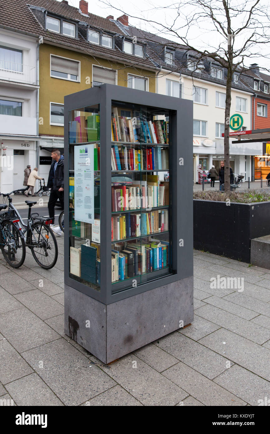 Europa, Deutschland, Nordrhein-Westfalen, Köln, öffentlichen Bücherregal auf der Maternus Platz im Bezirk Rodenkirchen, einem öffentlichen Bücherschrank ist ein Schaltschrank Stockfoto