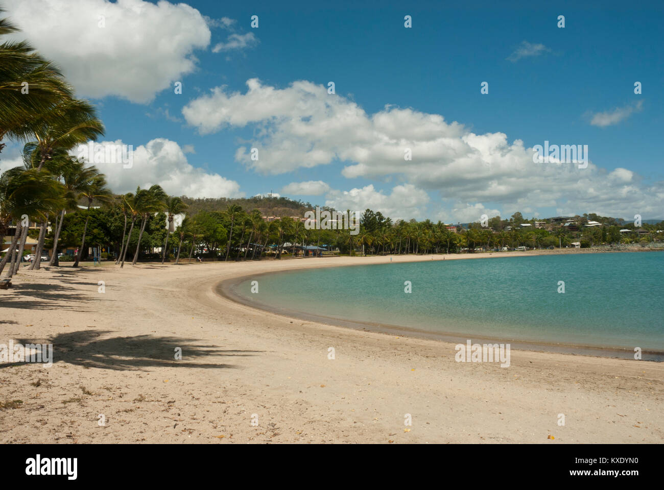 Airlie Beach, einer weitläufigen Bucht mit herrlichen goldenen Sand, blaues Meer und Himmel, Sonnig Leicht bewölkt. Stockfoto