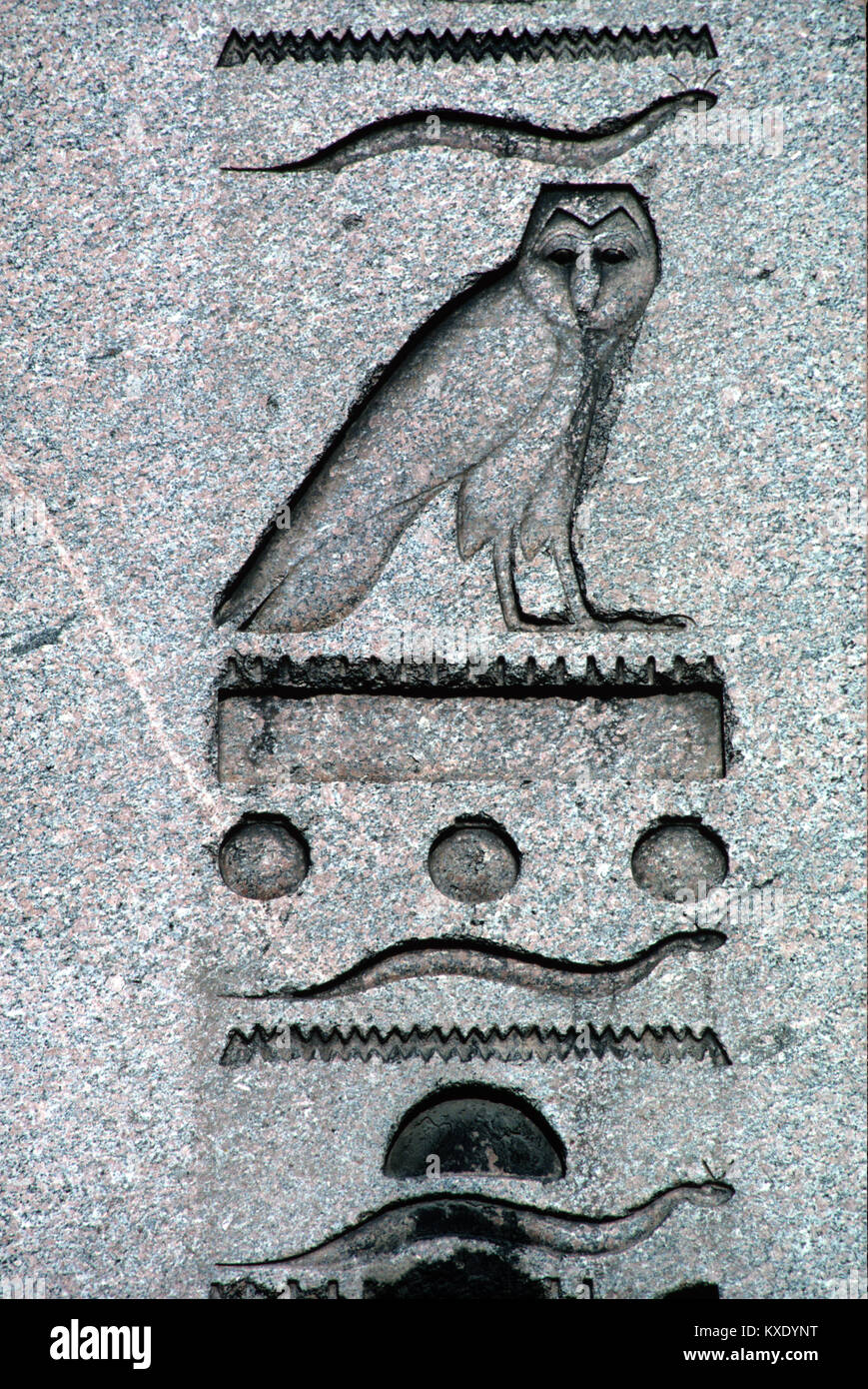Alten Ägyptischen Hieroglyphen oder hieroglyphischen Inschriften und Symbole auf dem antiken ägyptischen Obelisk (1549-03), auf der Reitbahn, Istanbul, Türkei. Die Symbole gehören (von oben) eine Schlange, eine Eule, einen See, Plazenta, eine Schlange, Wasser, Brot, Brötchen und eine Schlange. Stockfoto
