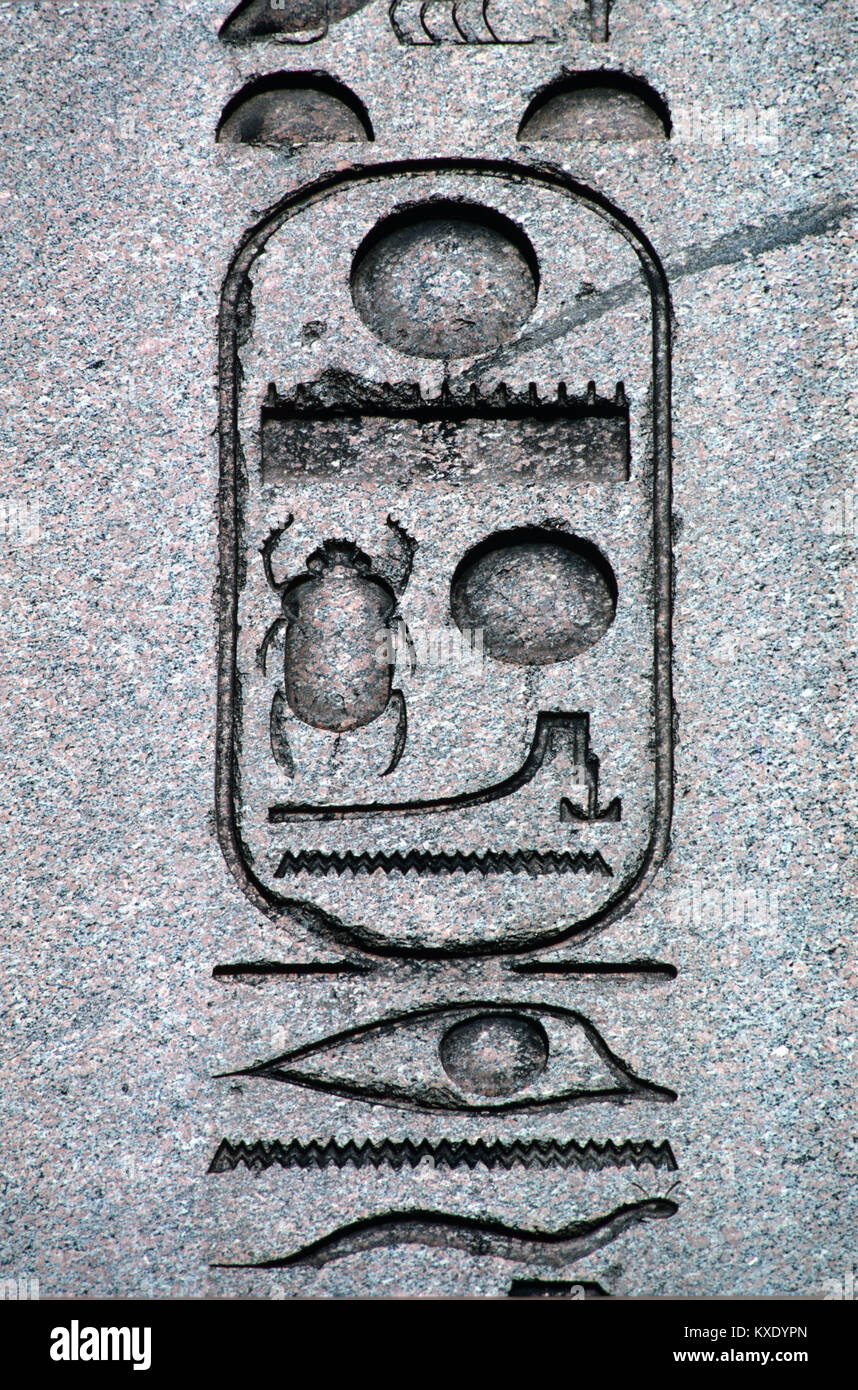 Alten Ägyptischen Hieroglyphen oder hieroglyphischen Inschriften und Symbole auf dem antiken ägyptischen Obelisk (1549-03), auf der Reitbahn, Istanbul, Türkei. Die Symbole gehören Brötchen, ein See, ein skarabäus Käfer, Wasser, ein Auge und eine Schlange oder Viper. Stockfoto