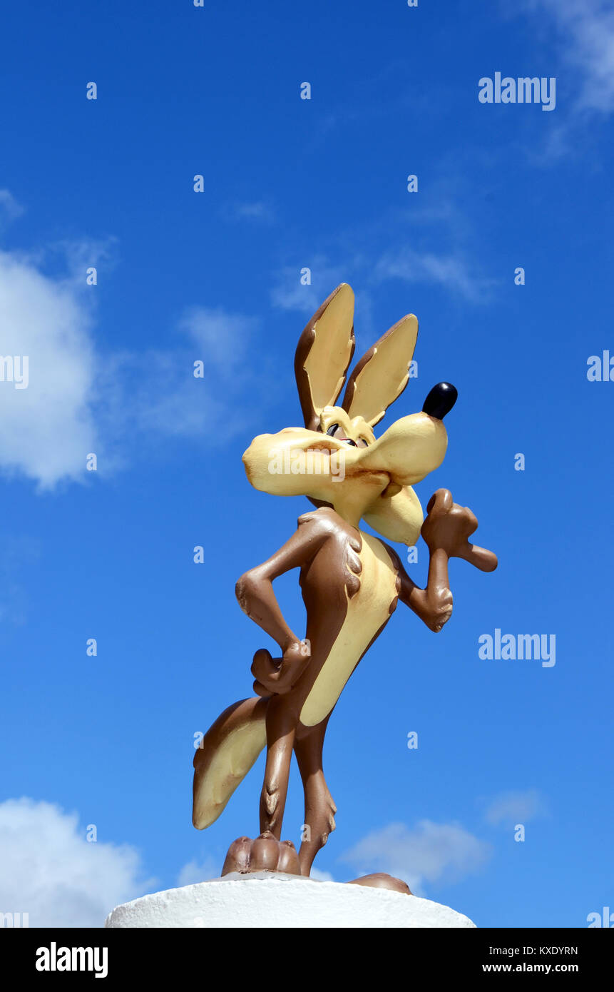 Monchique, Faro - Portugal, 30. März 2013. Studiobild der auf einem Sockel stehenden Figur Wile E Coyote Stockfoto