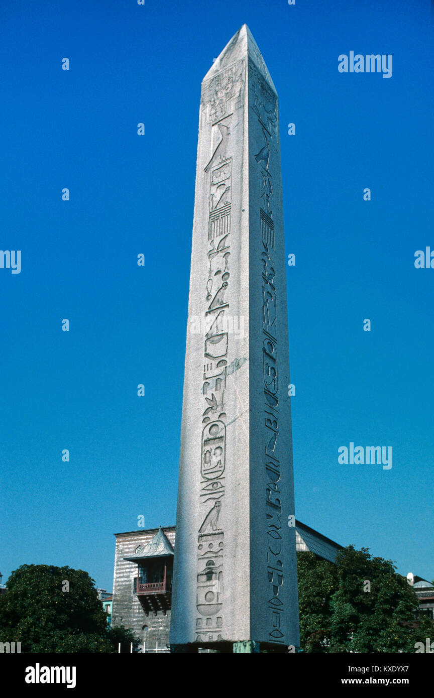 Der Obelisk von Theodosius, Ägyptische Obelisk oder Obelisken von Thutmosis III. (1479-1425 v. Chr.) auf dem Hippodrom, Istanbul, Türkei. Der Obelisk stand ursprünglich im Tempel von Karnak, Luxor, Ägypten. Stockfoto