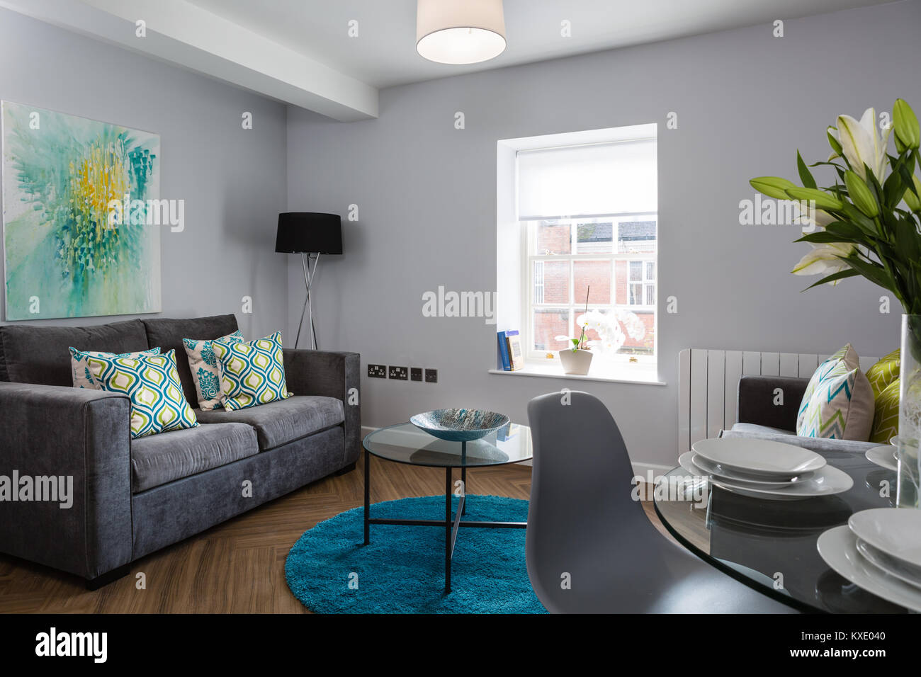 Moderner, stilvoller Wohnbereich mit Sofa grau Einheit und offenen Wohn Stockfoto