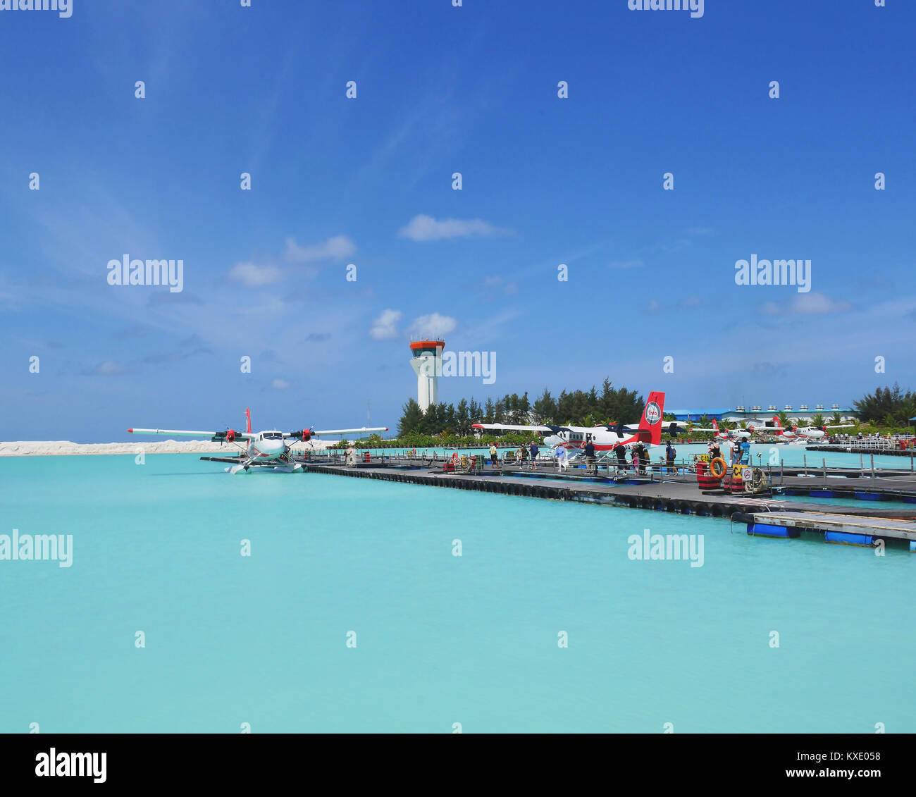 MALE, Malediven - Juli 14, 2017: Touristen Vorbereitung auf einen Flug mit dem Wasserflugzeug von Male mit dem Wasserflugzeug Terminal zu erhalten. Sie werden dann zu der Auswahl der Insel genommen werden. Stockfoto