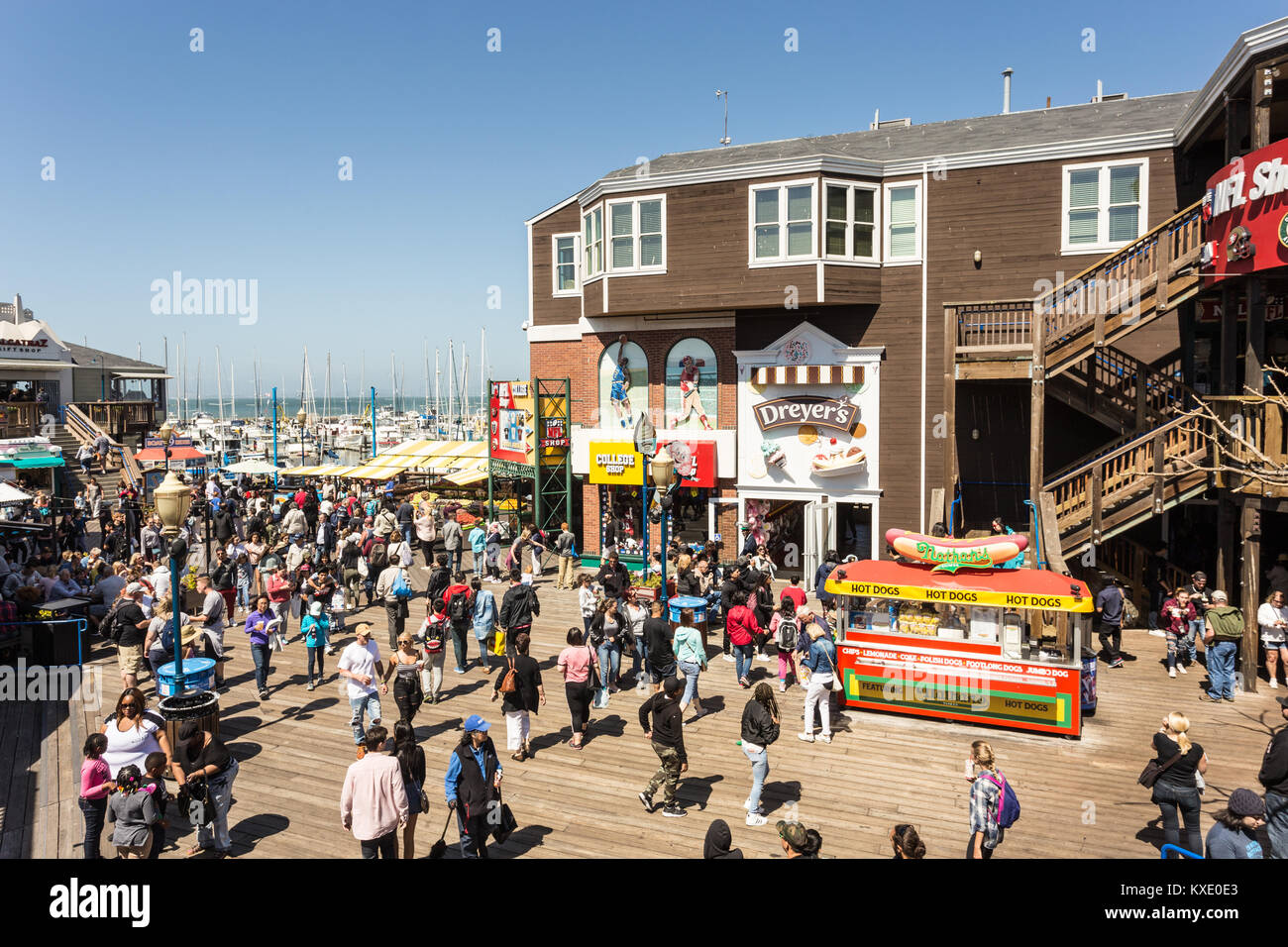 San Francisco, USA - Juli 1, 2017: Menschen genießen Sie die Unterhaltung, Restaurants und Geschäfte in der berühmten Pier 39, Fisherman's Wharf in San Francisco auf Stockfoto