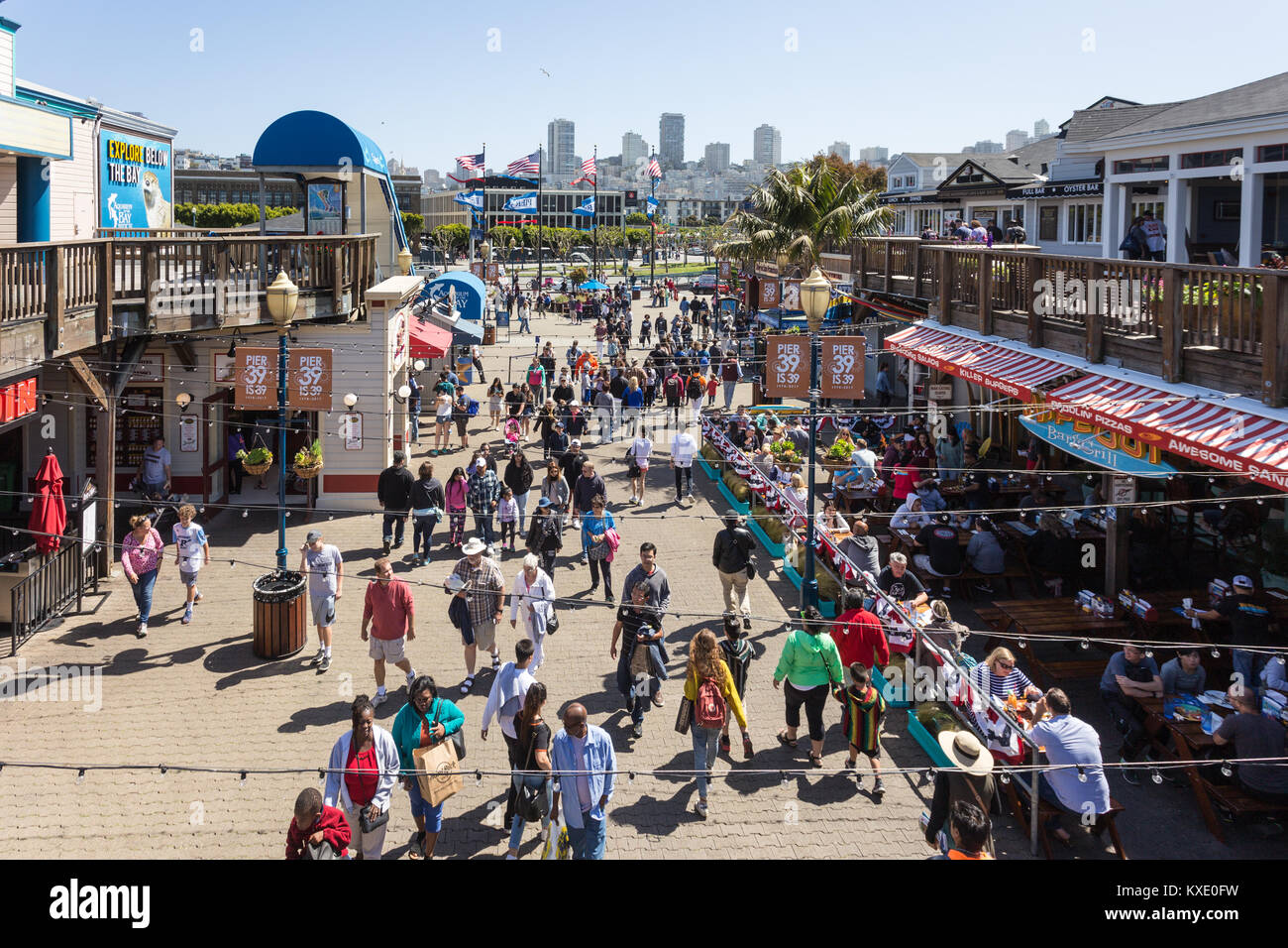 San Francisco, USA - Juli 1, 2017: Menschen genießen Sie die Unterhaltung, Restaurants und Geschäfte in der berühmten Pier 39, Fisherman's Wharf in San Francisco auf Stockfoto