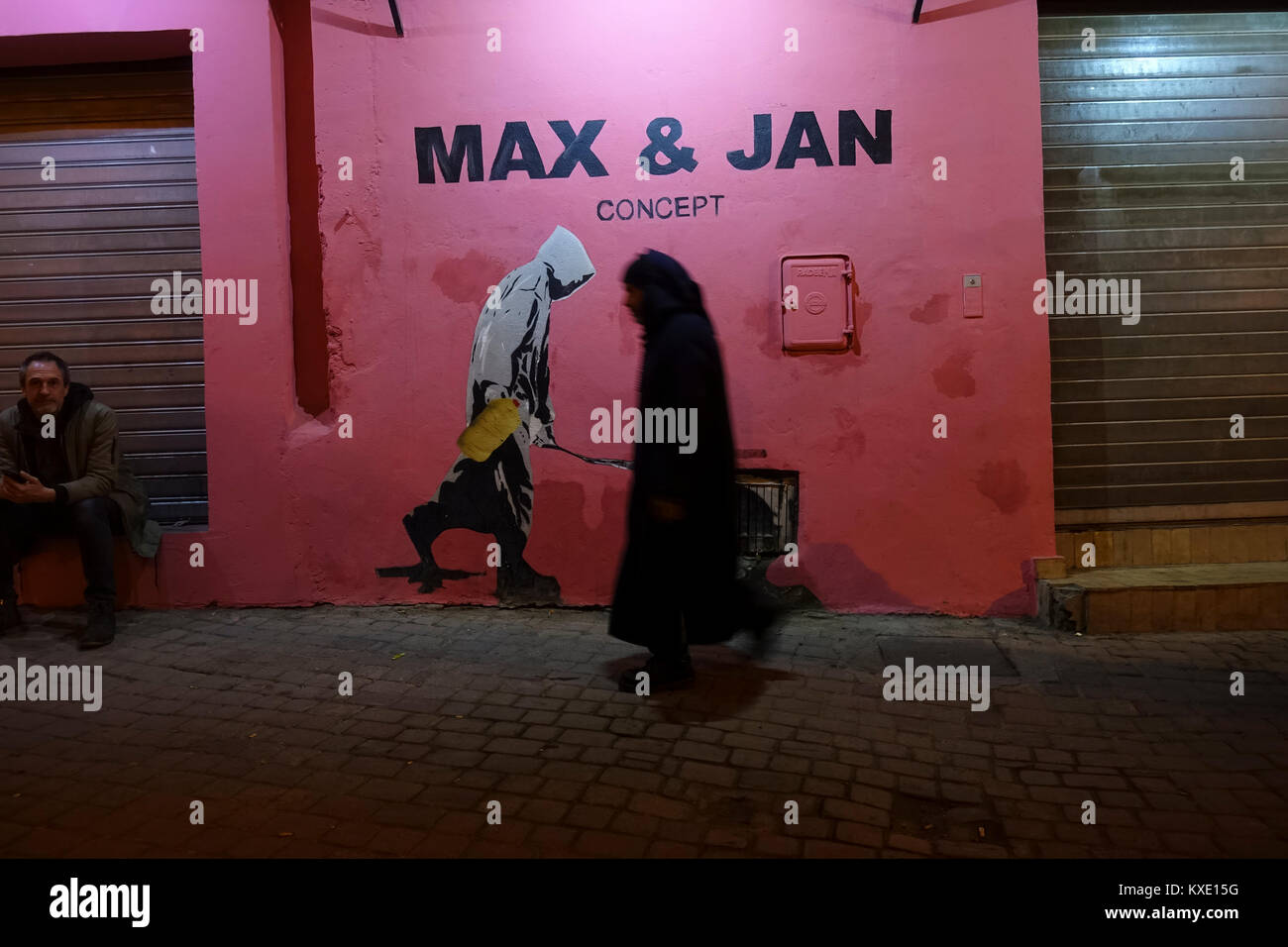 Ein Mann Spaziergänge durch Graffiti in Marakesh Stockfoto