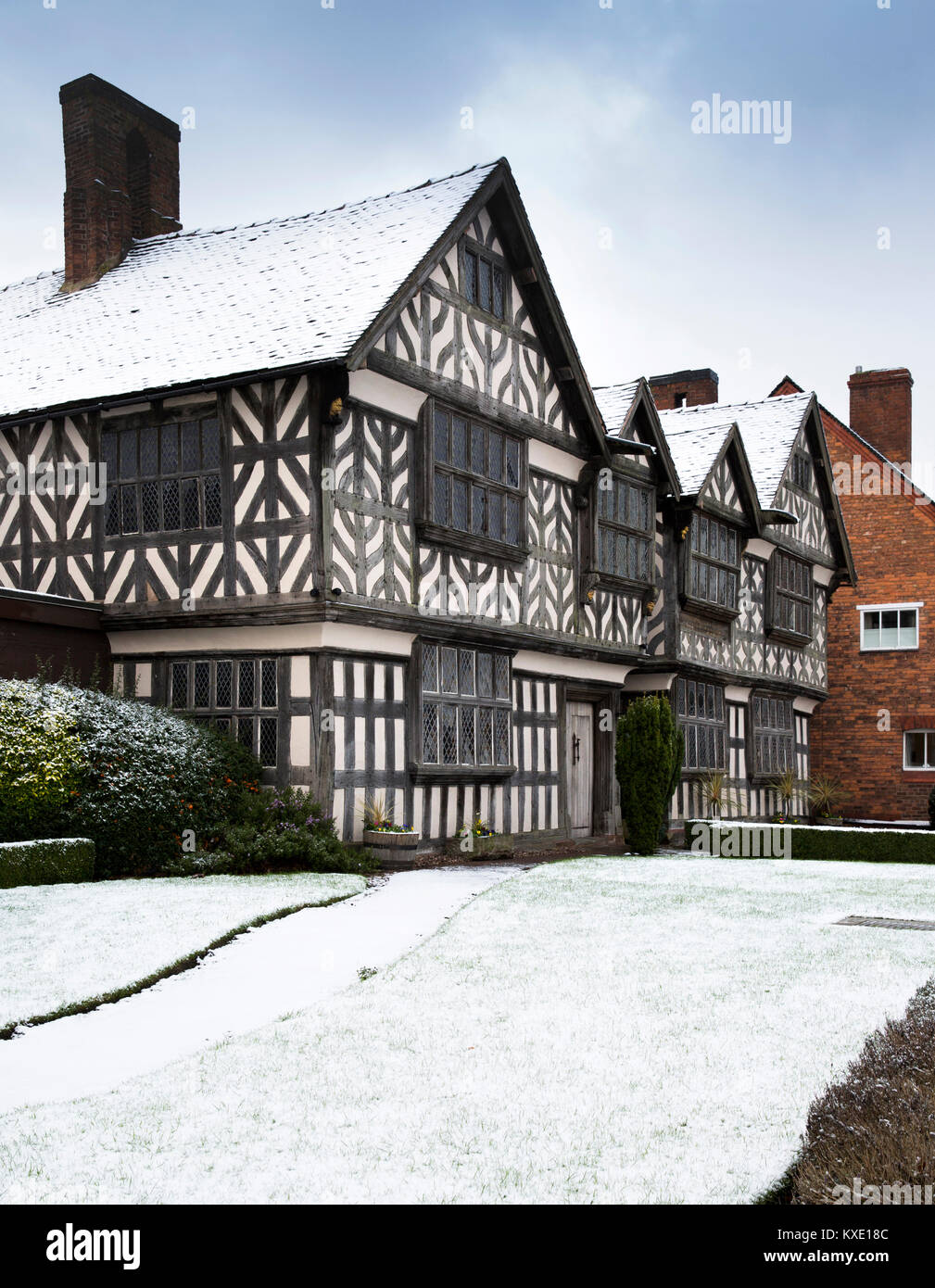 Großbritannien, England, Cheshire, Nantwich, London Road, 1577 Kirchen Herrenhaus, eines der ältesten Gebäude der Stadt im Winter schnee Stockfoto