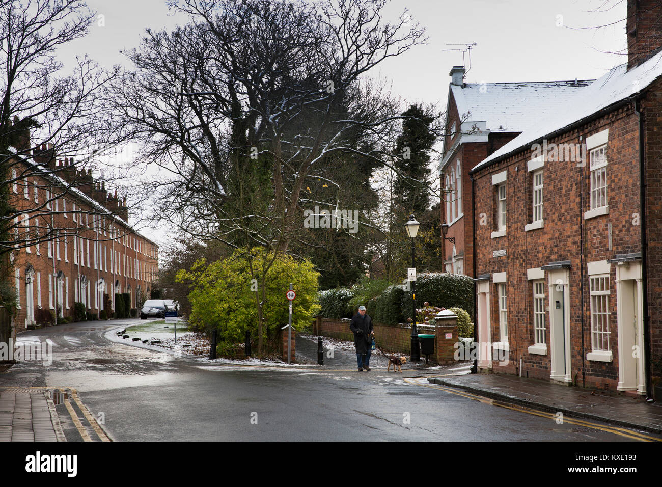 Großbritannien, England, Cheshire, Nantwich, Kirche Yardside, im Winter, Mann, Hund in der Mönch Lane Stockfoto