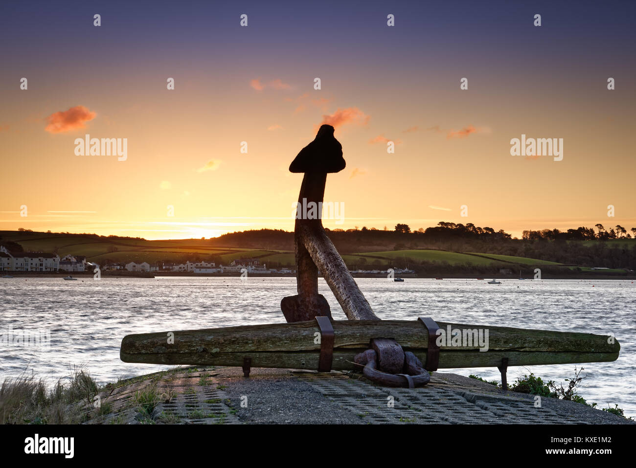 UK Wetter - in der sehr kalten, aber klaren Morgen, die Sonne geht direkt vor der Anker am Kai in Appledore in North Devon, England. Stockfoto