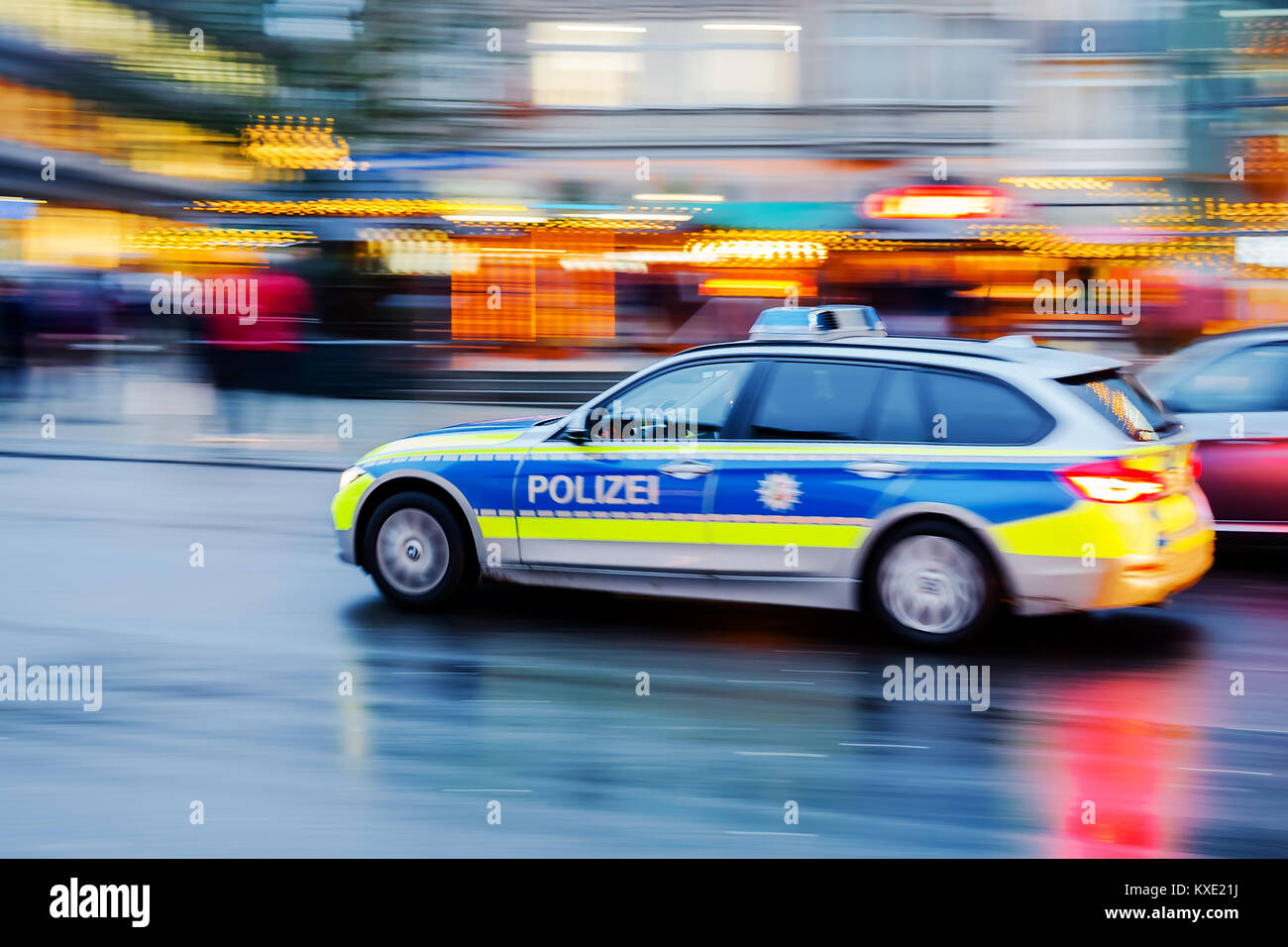 Aachen, Deutschland - Dezember 21, 2017: Nordrhein-westfälische Polizei Auto in motion blur in der Abenddämmerung. Die NRW-Polizei ist die größte der 16 deutschen Staat Stockfoto
