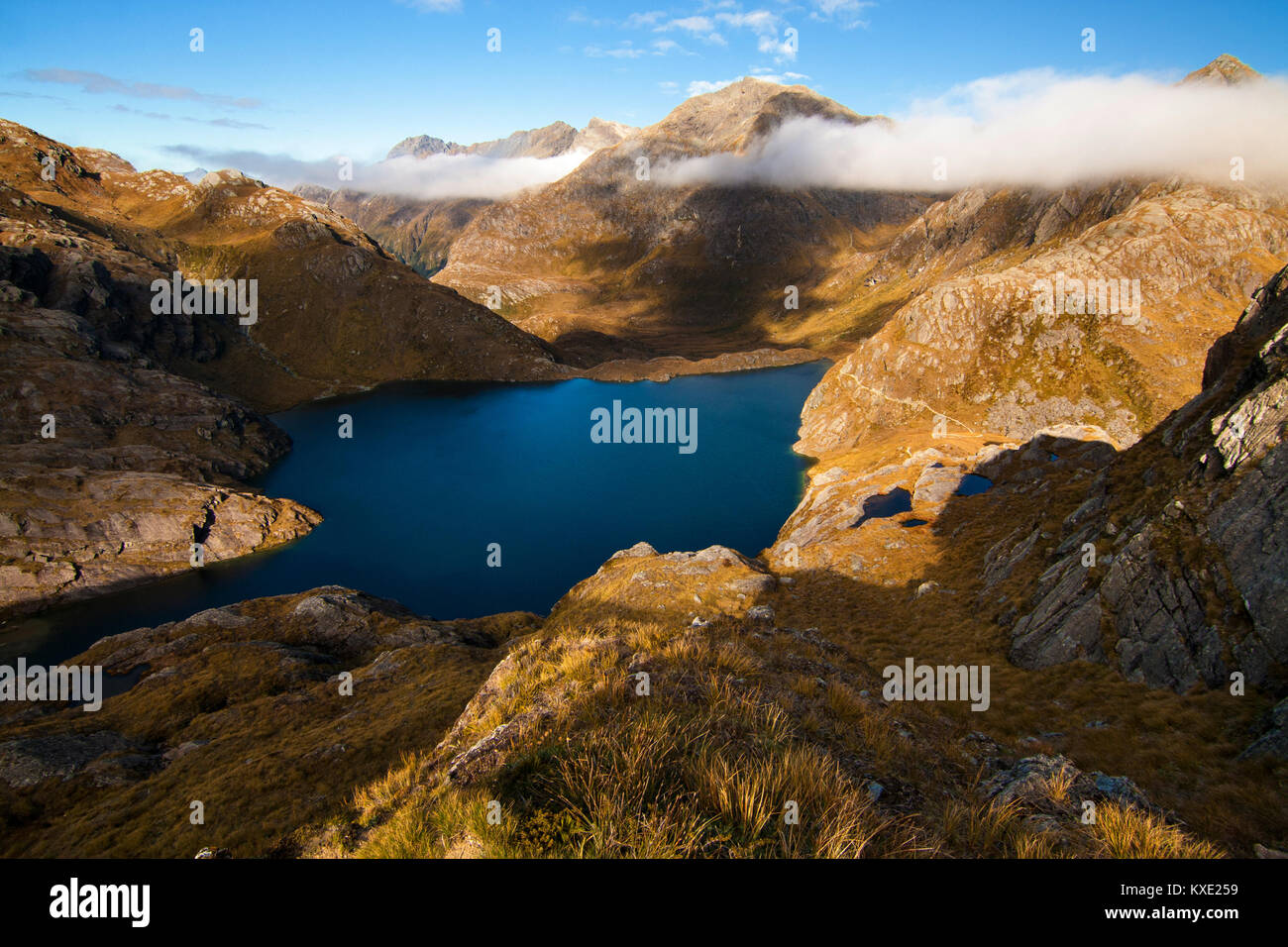 Wild und spektakuläre Berg Blau Seeblick, Routeburn Track Wanderweg Great Walk, Neuseeland Stockfoto