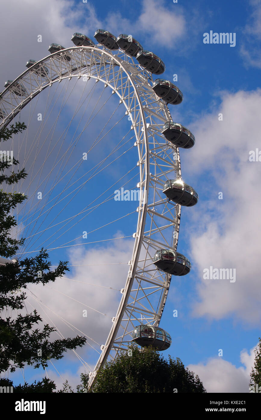 London Millennium Wheel, South Bank, London vor einem blauen und weißen flauschigen bewölkten Himmel. Stockfoto