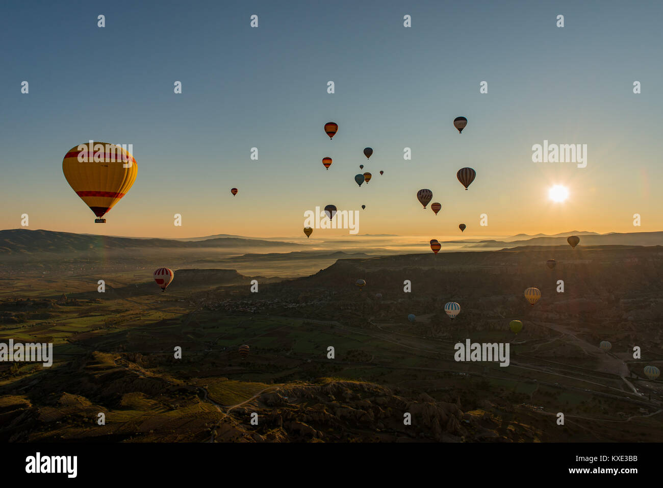 Heißluftballons bei Sonnenaufgang über Kappadokien, Tureky Stockfoto