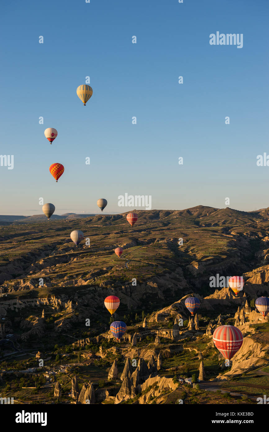 Mit dem Heißluftballon über Göreme in Kappadokien, Türkei Stockfoto