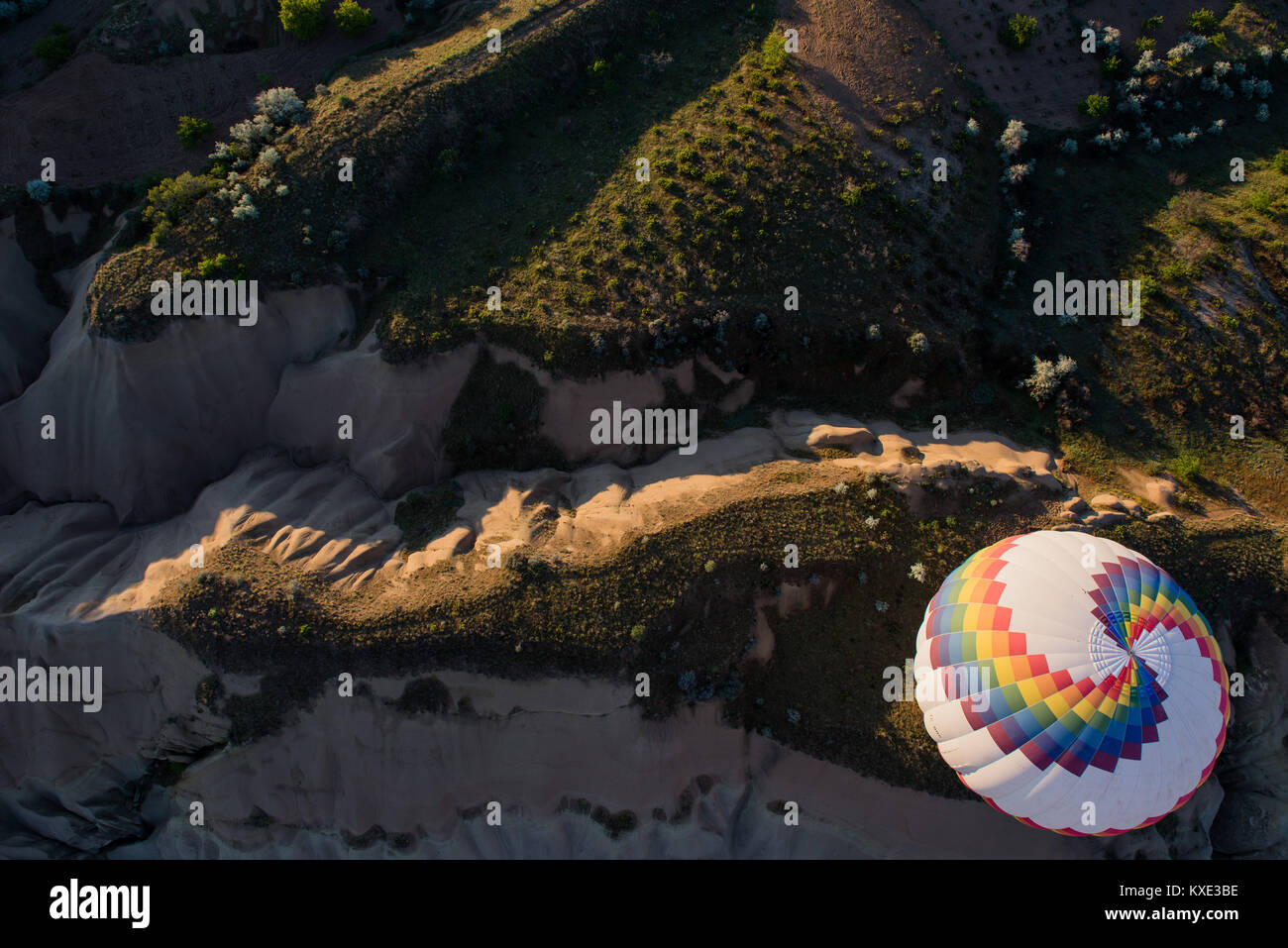 Im Heißluftballon von oben über die Landschaft Stockfoto