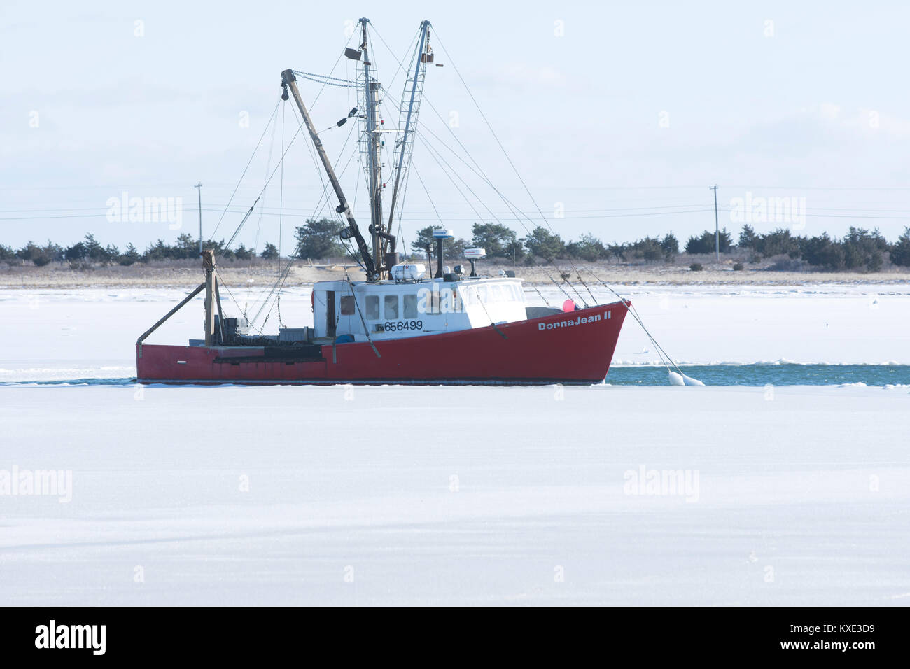 Eine kommerzielle Fischerboot wartet auf einen Januar Tauwetter in Stage Harbor, Chatham, Massachusetts, Cape Cod, USA Stockfoto