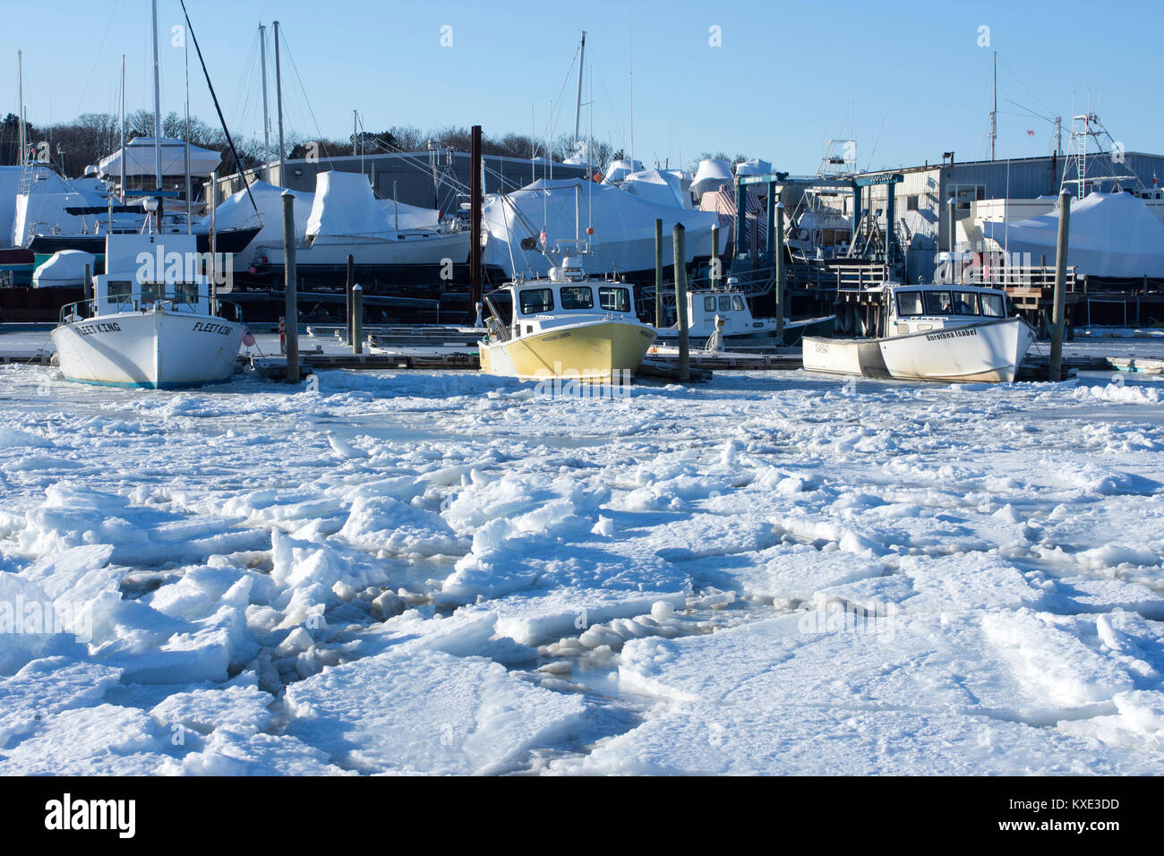 Angedockt und Boote an einem gefrorenen Sesuit Harbor, Dennis, Massachusetts, Cape Cod, USA an einem kalten Wintertag gespeichert Stockfoto