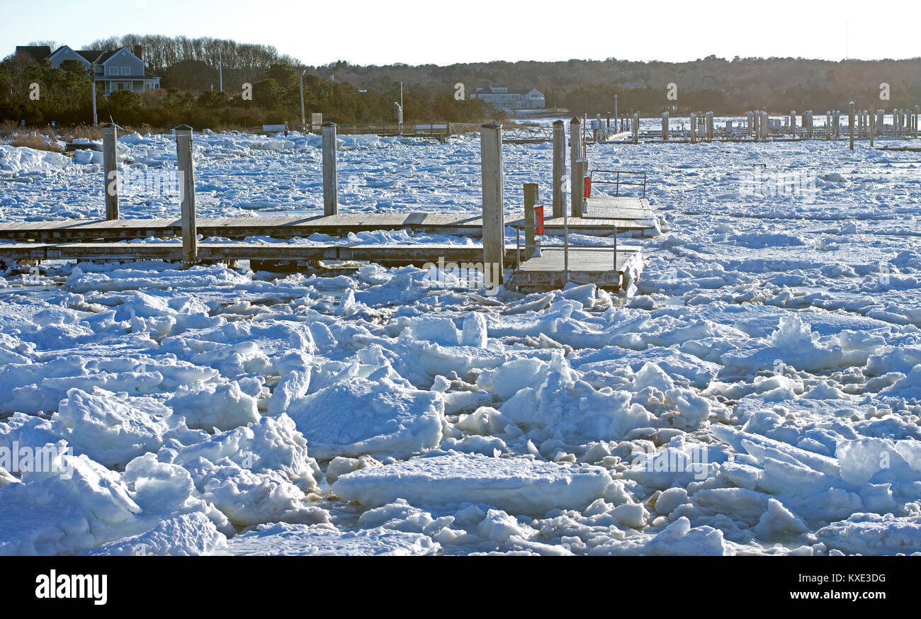 Stadt Docks im Eis in Sesuit Harbor, Dennis, Massachusetts, Cape Cod, USA eingefroren Stockfoto