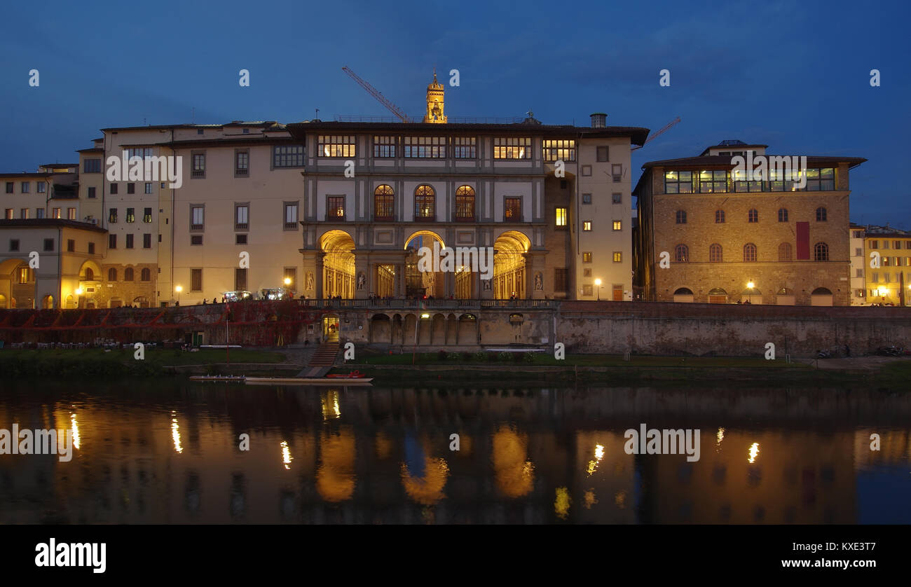 Das lokale Leben am Fluss Arno entlang unter der Uffizien, Florenz, Italien Stockfoto