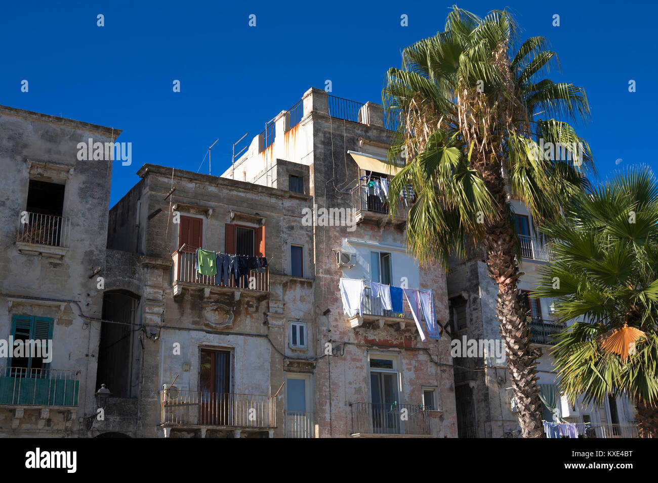 Die alten Häuser auf der Via Giuseppe Garibaldi, Altstadt, Taranto, Apulien, Italien Stockfoto