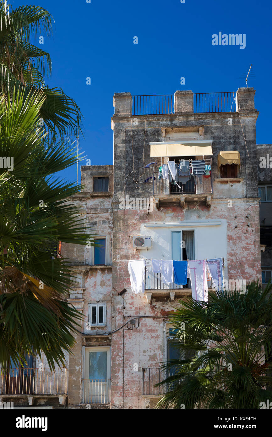 Die alten Häuser auf der Via Giuseppe Garibaldi, Altstadt, Taranto, Apulien, Italien Stockfoto