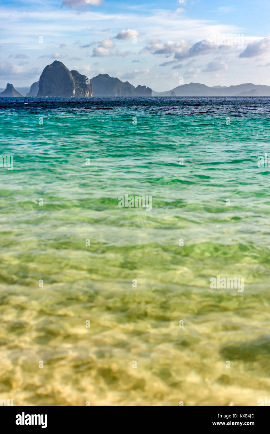 Kleine Inseln saß am Horizont eine leere ruhigen tropischen Meer mit Schärfentiefe in einem flachen Winkel übernommen. Stockfoto