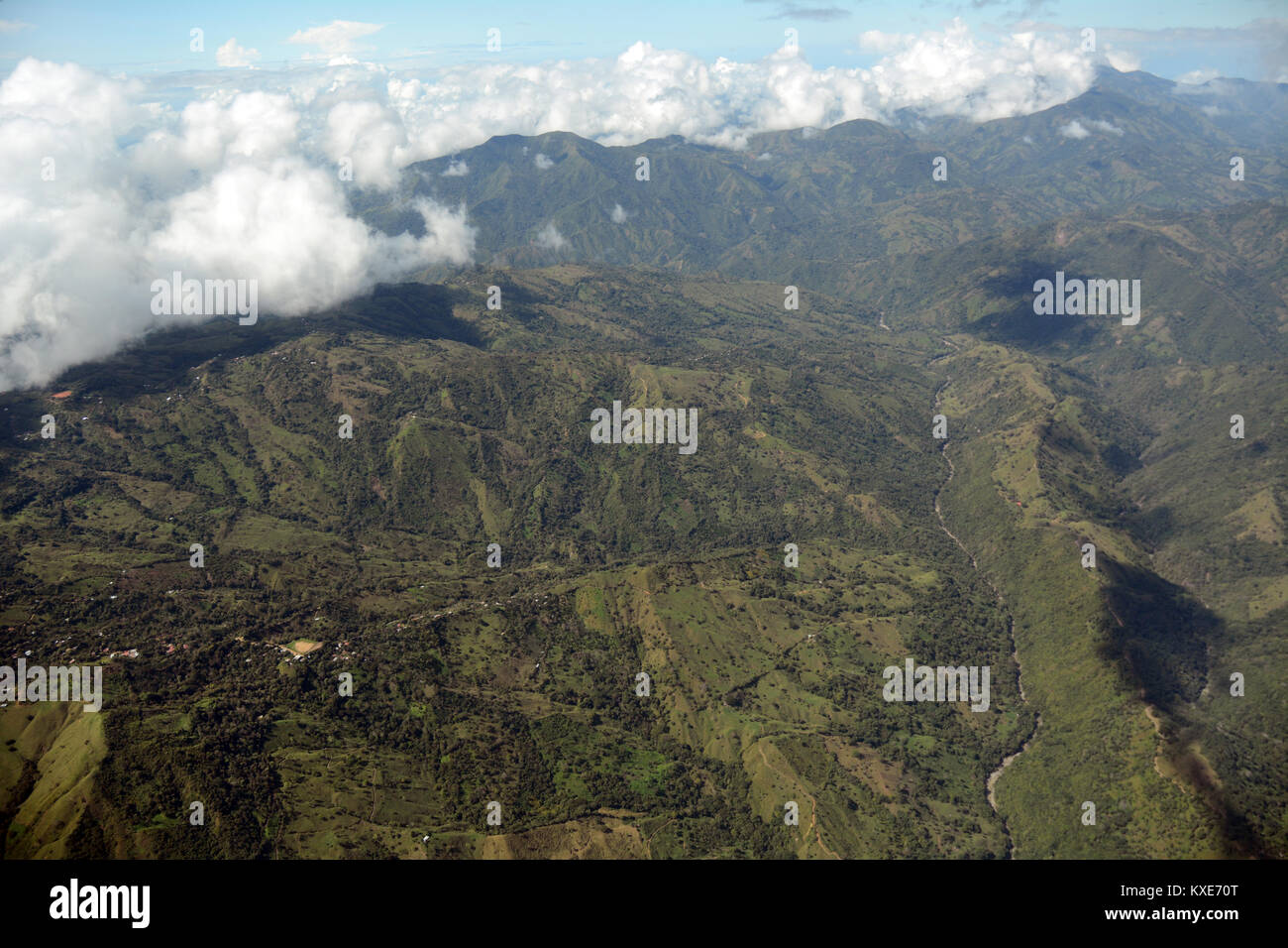 Ein Luftbild von Dörfern und Bergen südlich von der Stadt San Jose, Costa Rica, San Jose Provinz. Stockfoto