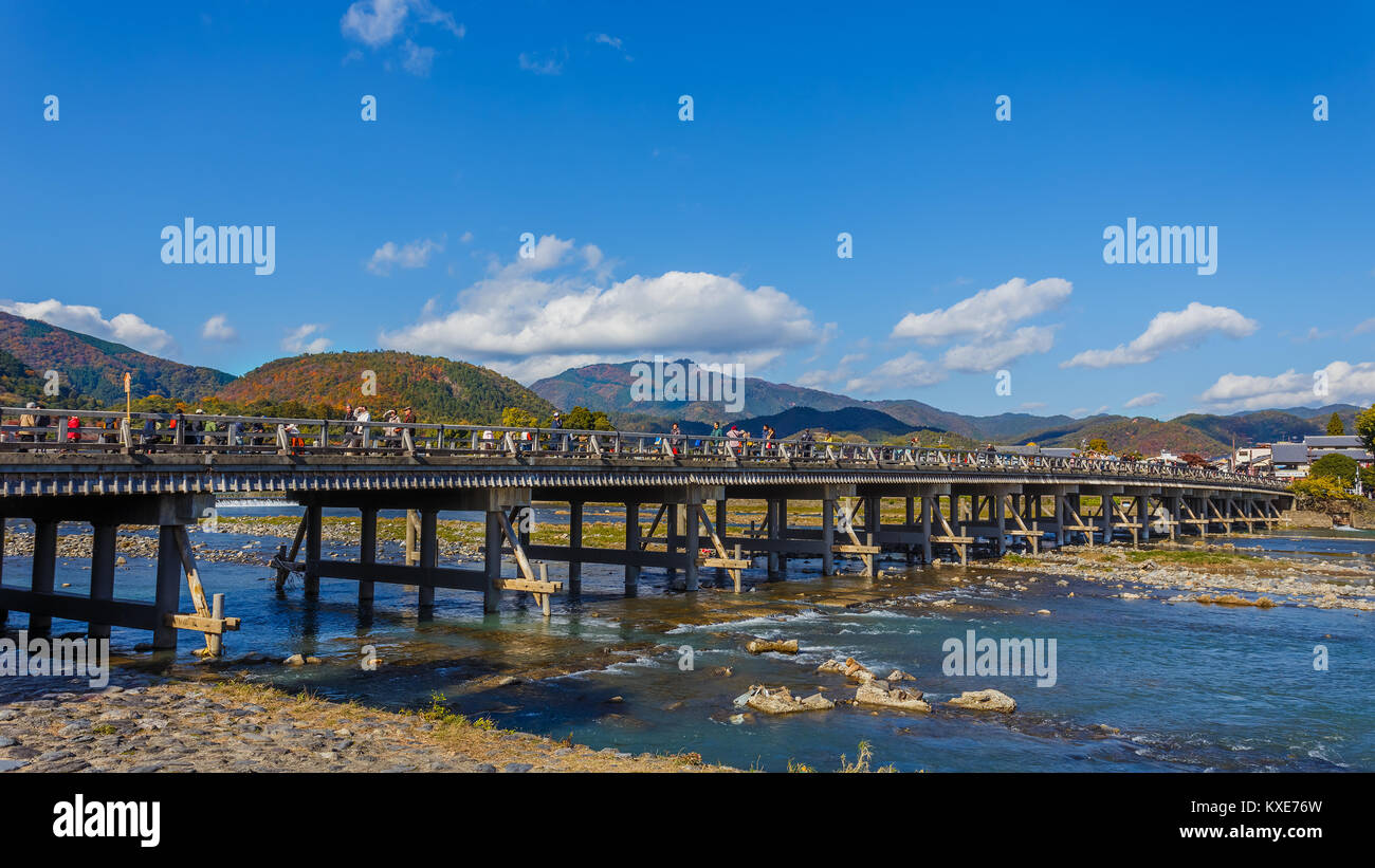 KYOTO, Japan - 19. NOVEMBER: Togetsukyo in Kyoto, Japan, am 19. November 2013. Togetsu-kyo Brücke ist ein Wahrzeichen über 400 Jahre, überspannt den Fluss Katsura Stockfoto