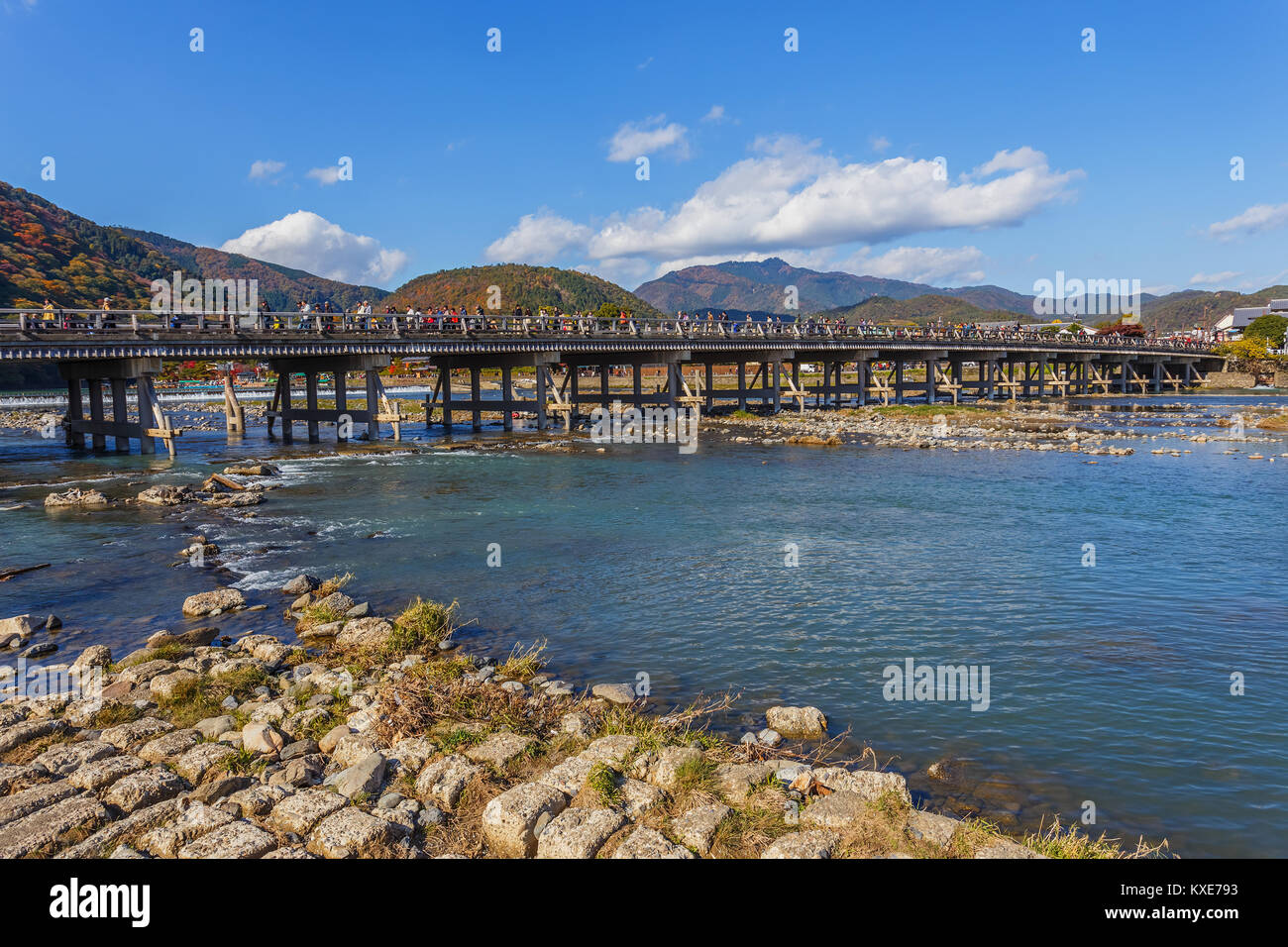 KYOTO, Japan - 19. NOVEMBER: Togetsukyo in Kyoto, Japan, am 19. November 2013. Togetsu-kyo Brücke ist ein Wahrzeichen über 400 Jahre, überspannt den Fluss Katsura Stockfoto