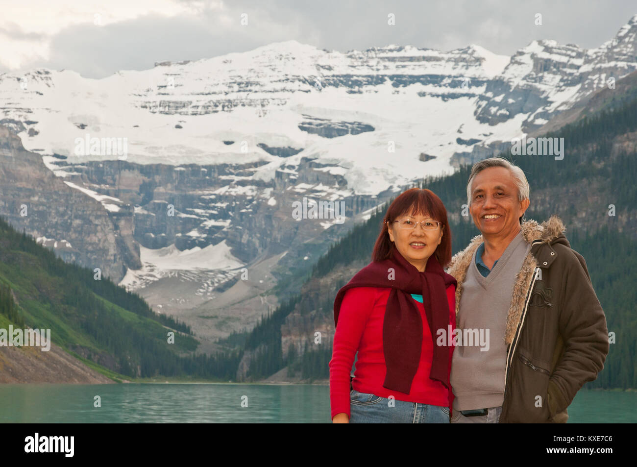 Senioren glücklich lächelnd während der Ferien zum Lake Louise. Stockfoto