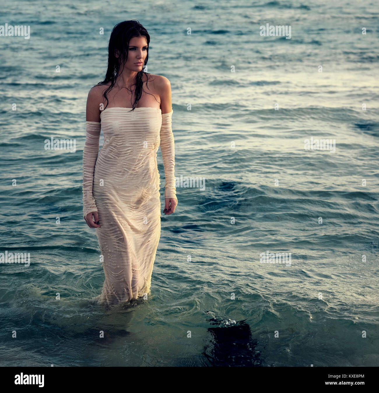 Schöne Frau in weißem Kleid auf dem Strand Stockfotografie - Alamy