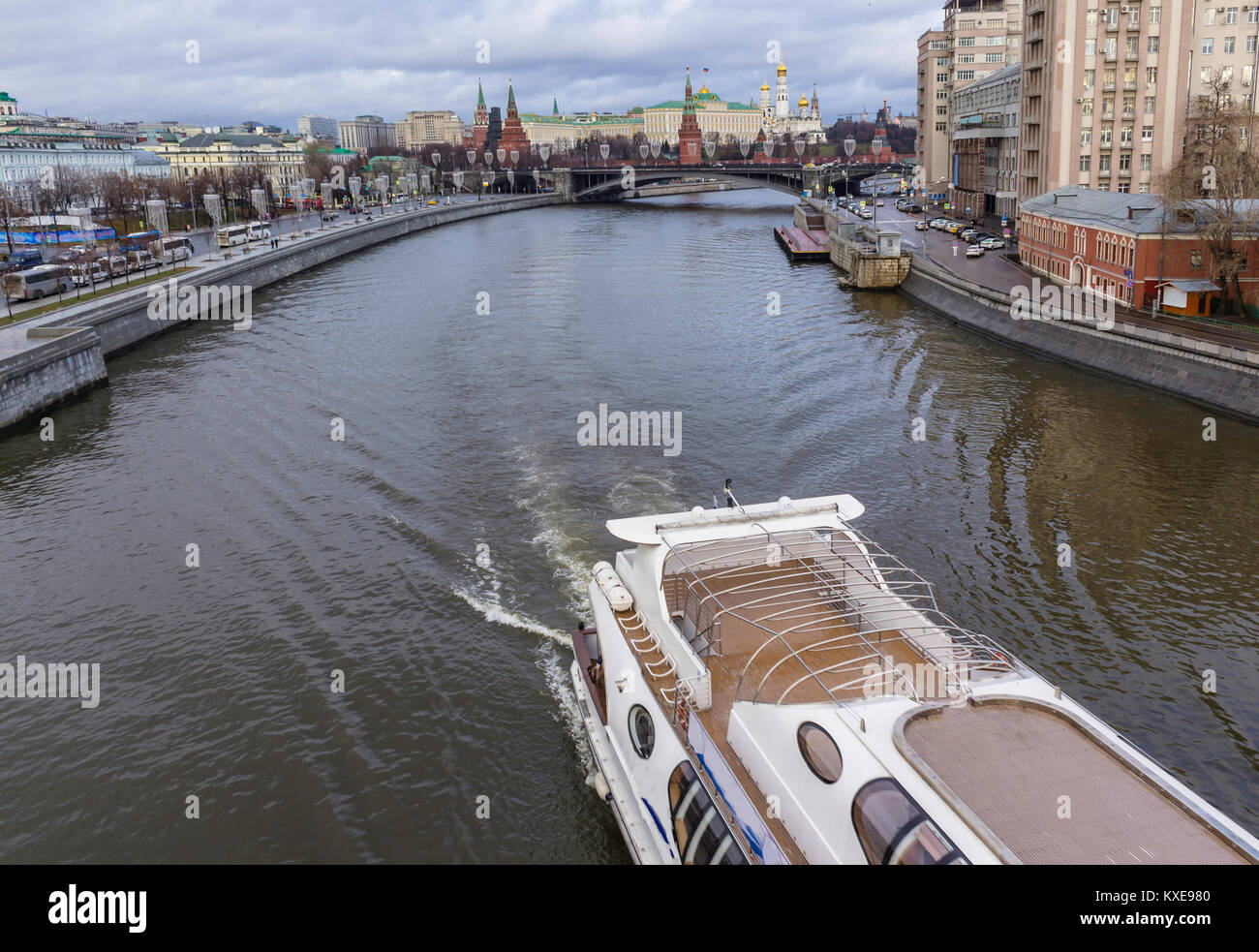 Ein Blick auf den Kreml von der patriarchalischen Brücke. Tauwetter in der Mitte des Winters. Ein Stern von einem Schiff auf dem Fluss Moskau im Vordergrund. Stockfoto