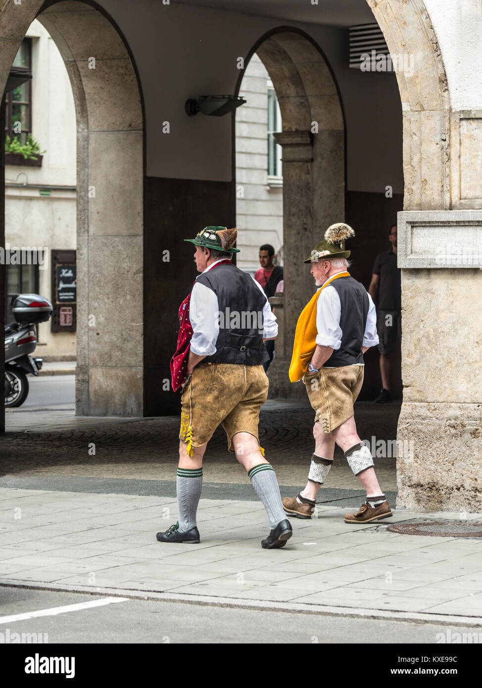 München, Deutschland - 29. Mai 2016: Männer tragen die traditionelle bayerische Tracht Lederhosen (Lederhose), zu Fuß auf der Straße in München, Bayern, Deutsch Stockfoto