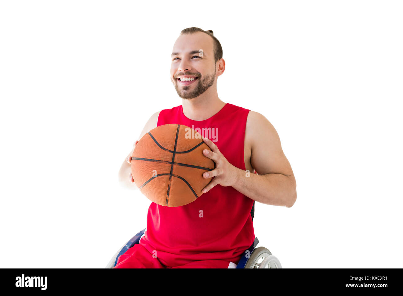 Sportler im Rollstuhl wirft Ball Stockfoto